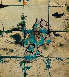 Blattgold und Schlagmetall auf Leinen, goldfarbene Quadrate mit einem feinen Blumenmuster in einem goldfarbenen Rahmen, Detailansicht mit goldenen Quadraten und Blumenmuster