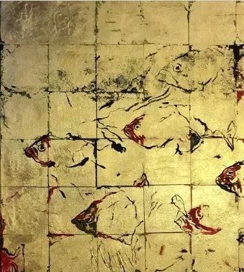 Ein goldfarbenes Gemälde im Hochformat mit quadratischen Feldern aus Blattgold und Schlagmetall, Fische sind auf der Fläche zu sehen, unten ist ein rotes Feld zu sehen. Detailansicht der Fische