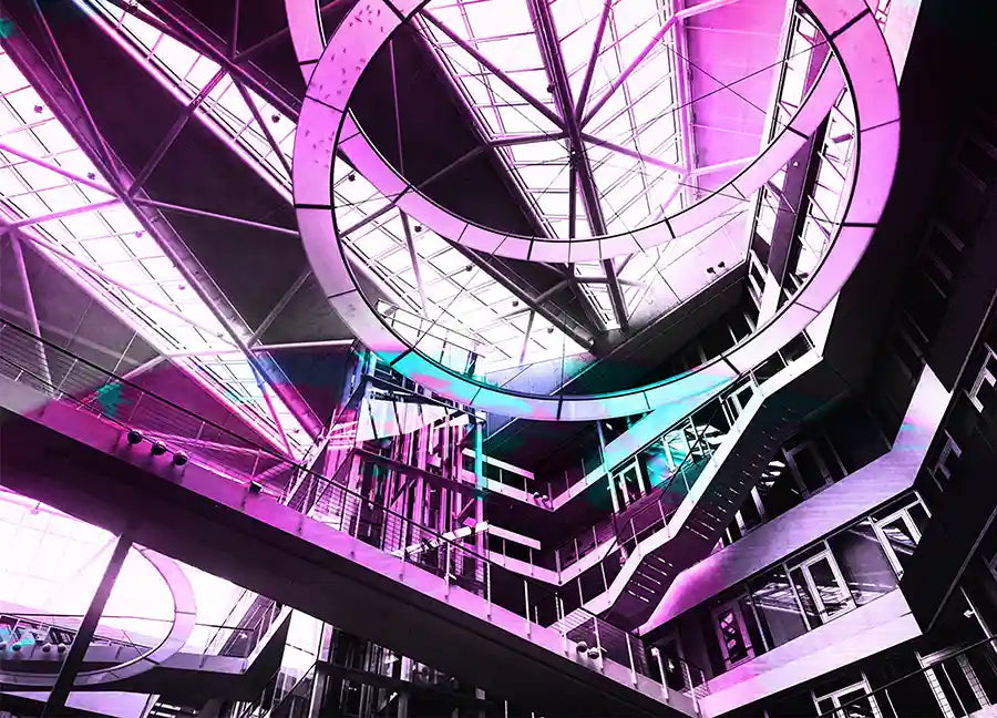 Foto eines futuristischen Innenraums, lila und blau mit Treppen und Türen.