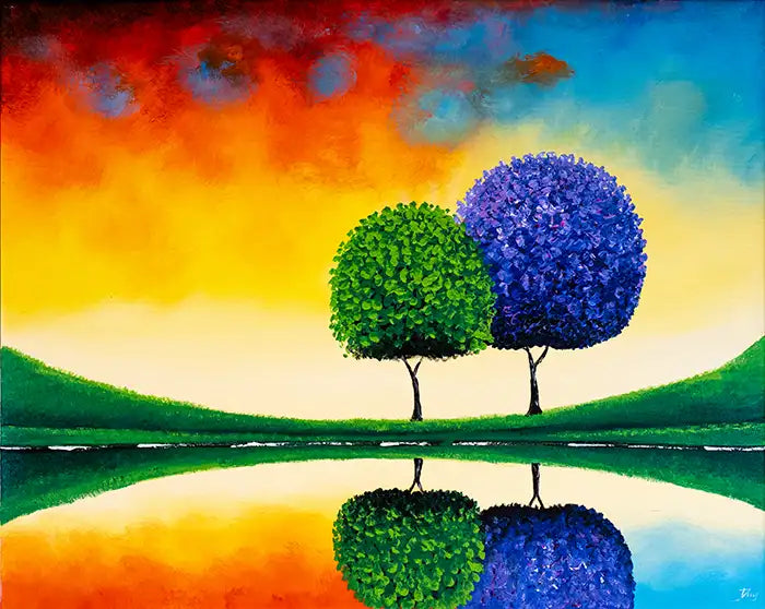 Zwei stilisierte Bäume in grün und blau stehen vor einem See und spiegeln sich im Wasser, der Himmel ist rot, blau und gelb