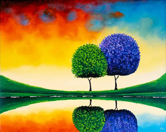 Zwei stilisierte Bäume in grün und blau stehen vor einem See und spiegeln sich im Wasser, der Himmel ist rot, blau und gelb