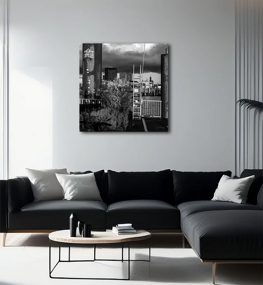schwarz weiß Foto einer alternative Ansicht von Hamburg mit Michel aus ungewöhnlicher Perspektive an den Landungsbrücken, an heller wand hängend mit dunklem Sofa