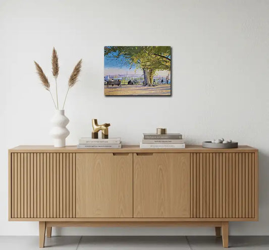 ein großer grüner Baum, Blick auf den Hamburger Hafen mit Köhlbrandbrücke, an heller Wand mit Sideboard