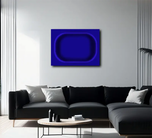 Ein Oval ist auf blauem Hintergrund zu sehen, es scheint dreidimensional aus dem Bild hervorzutreten. An einer weißen Wand hängend mit schwarzem Sofa