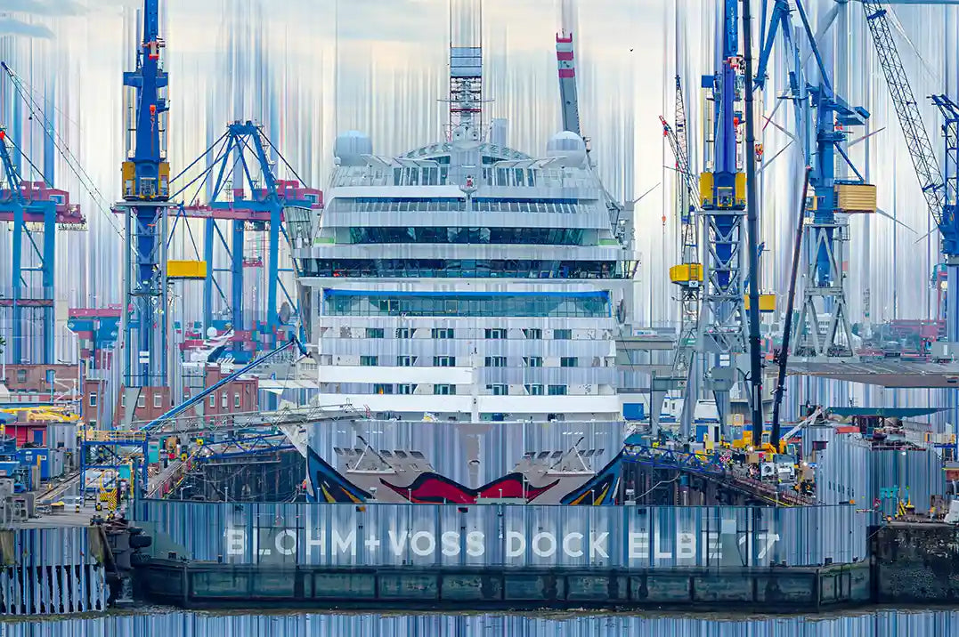 Kreuzfahrtschiff im Dock Elbe 17 in Hamburg, starke Verwischungen und viele Details