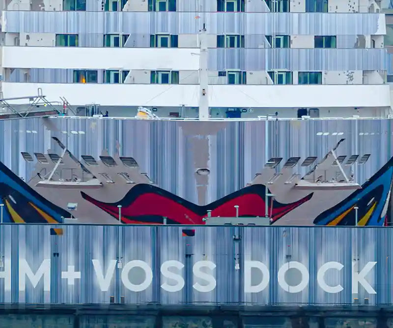 Kreuzfahrtschiff im Dock Elbe 17 in Hamburg, starke Verwischungen und viele Details, Detail der Bugs