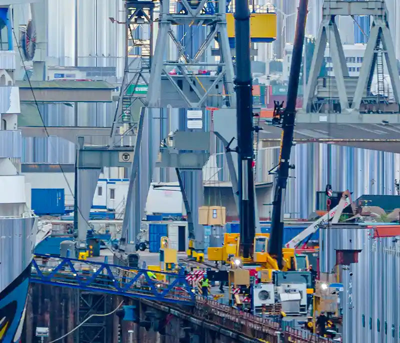 Kreuzfahrtschiff im Dock Elbe 17 in Hamburg, starke Verwischungen und viele Details, Details der Kräne
