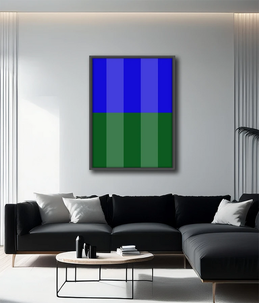 Abstraktes Kunstwerk mit horizontal geteilten Flächen: Oben vertikale Streifen in verschiedenen Blautönen, unten vertikale Streifen in dunklen und hellen Grüntönen. Geometrische Strukturen. An heller Wand hängend mit schwarzem Sofa