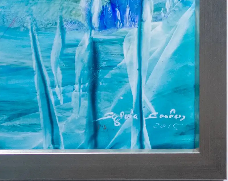 abstraktes Gemälde eines Gletschers, blau, grüne, gelbe Farbverläufe, silberfarbener Rahmen, Detail mit Signatur der Künstlerin