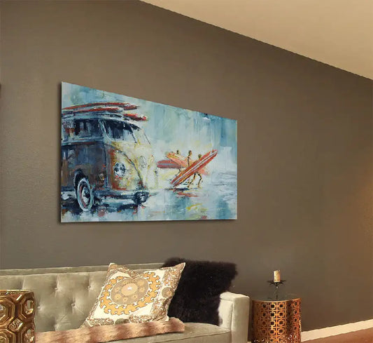 How are the waves - Kunst-Direkt, Ölgemälde, Menschen mit Surfbrettern  am Strand, an Wand hängend mit braunem Sofa