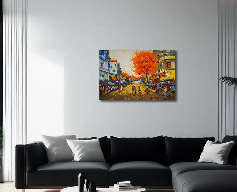 Eine asiatische Stadtansicht, der Blick geht weit in eine Straße, Radfahrer, Menschen und ein auffälliger organener Baum, an einer hellen Wand hängend mit dunklem Sofa