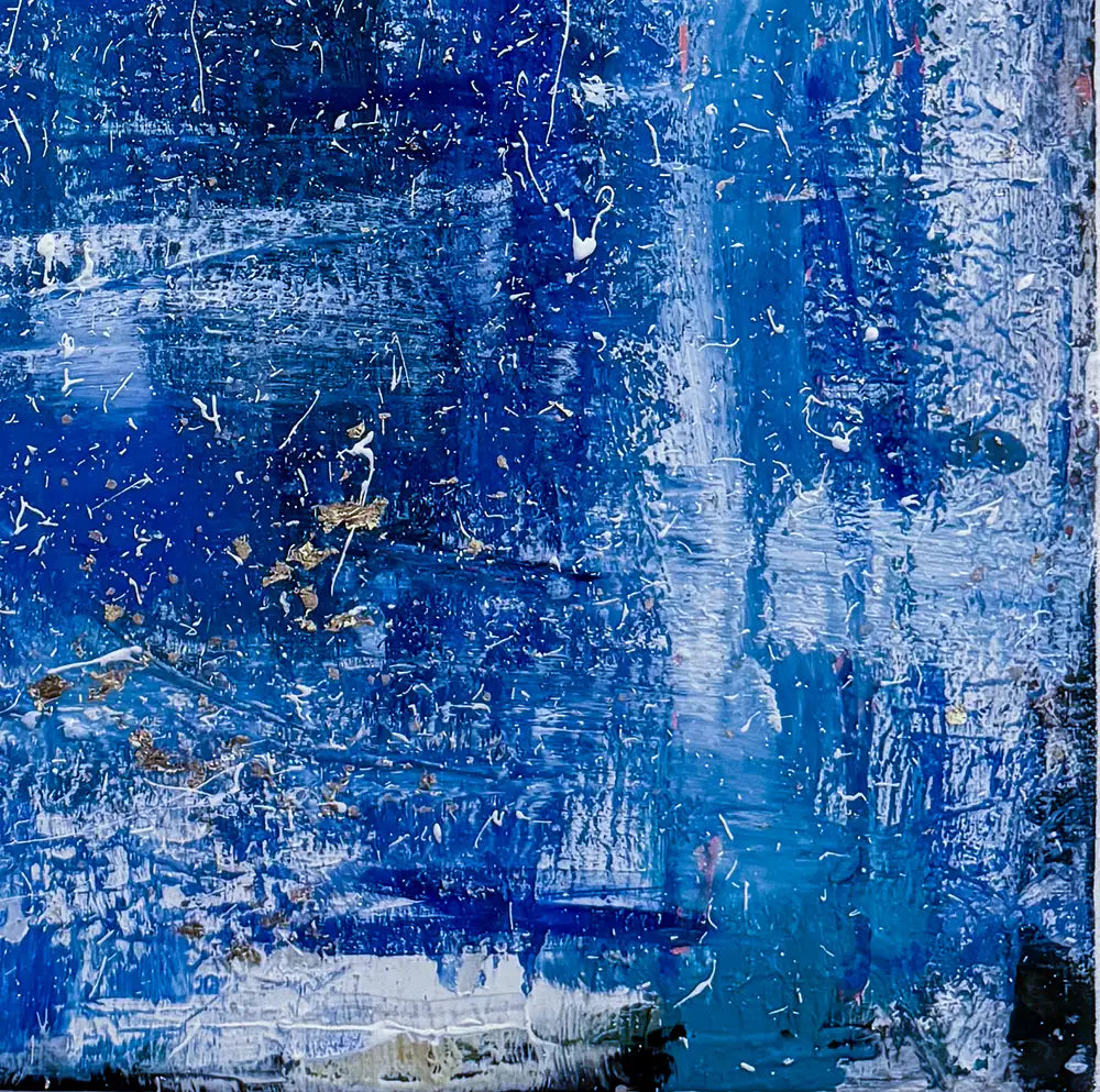 Abstraktes Gemälde, Hochformat, mit blauen und weißen Strukturen erinnert an die Meeresoberfläche im Sturm. Detailansicht der blauen und weißen Strukturen.