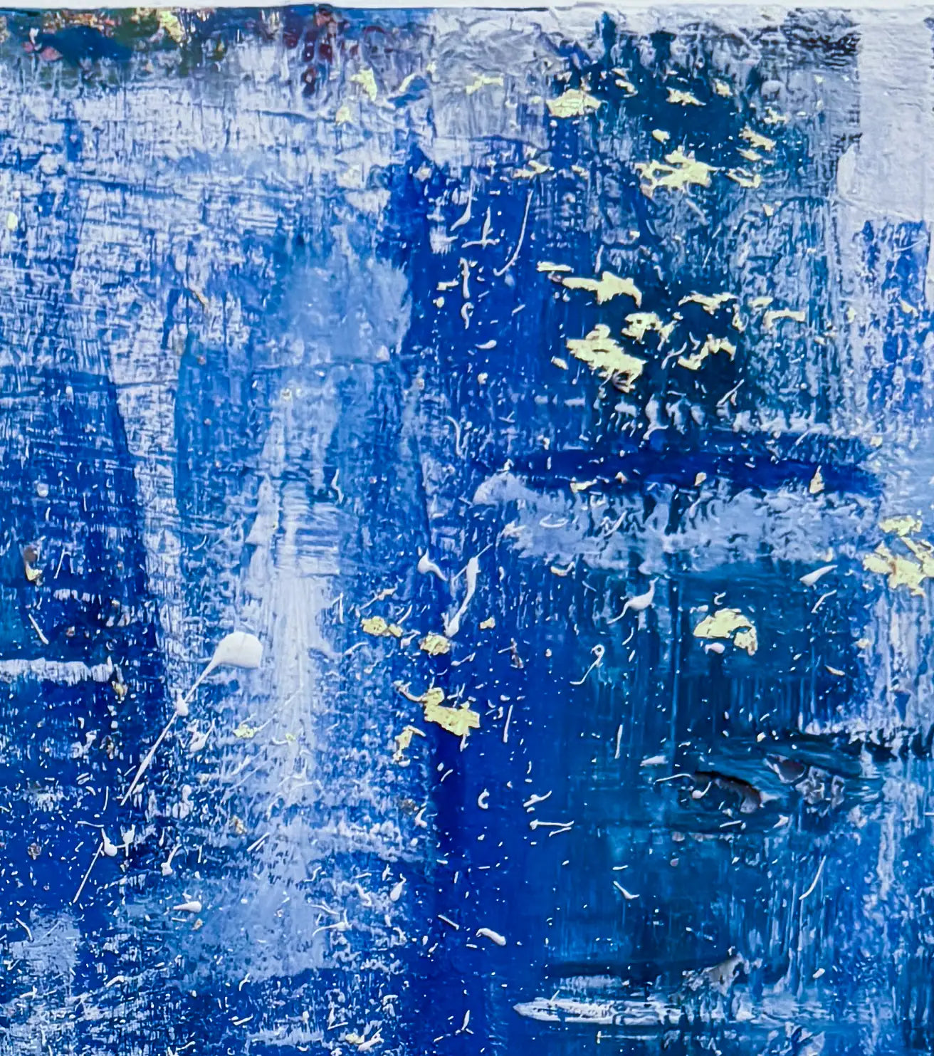 Abstraktes Gemälde, Hochformat, mit blauen und weißen Strukturen erinnert an die Meeresoberfläche im Sturm. Detailansicht der blauen und weißen Strukturen.