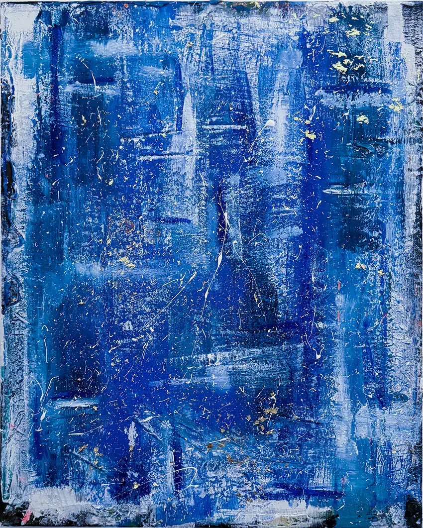 Abstraktes Gemälde, Hochformat, mit blauen und weißen Strukturen erinnert an die Meeresoberfläche im Sturm.