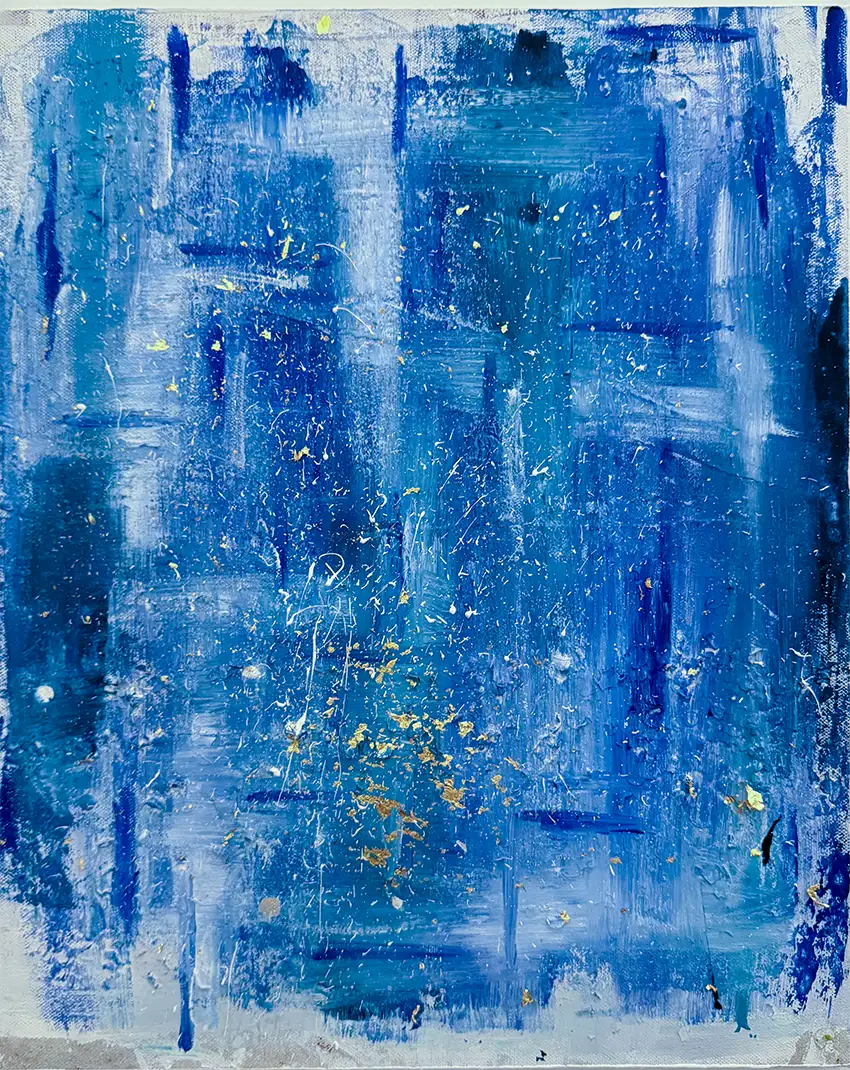 Abstraktes Gemälde, Hochformat, mit zarten blauen und weißen Strukturen erinnert an die Meeresoberfläche.