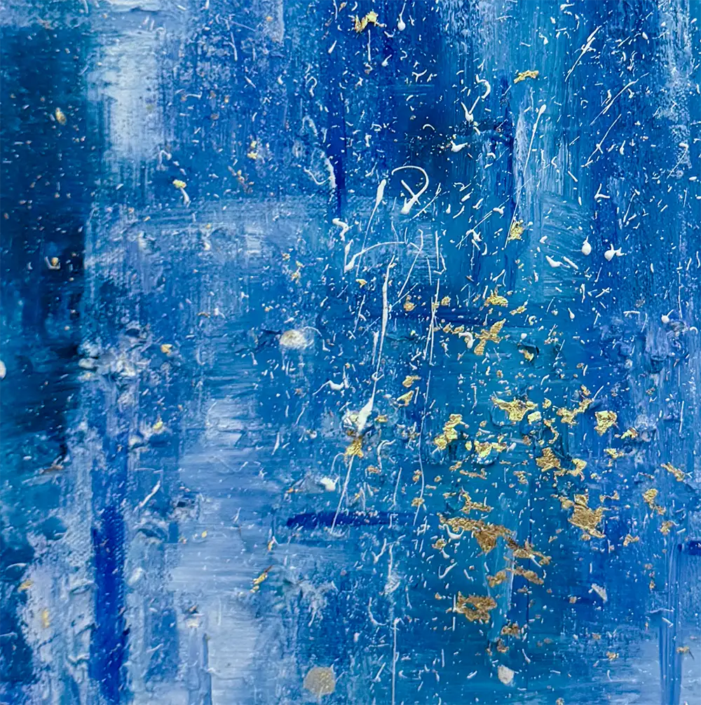 Abstraktes Gemälde, Hochformat, mit blauen und weißen Strukturen erinnert an die Meeresoberfläche. Detailansicht mit weißen strukturen und gelben Punkten.