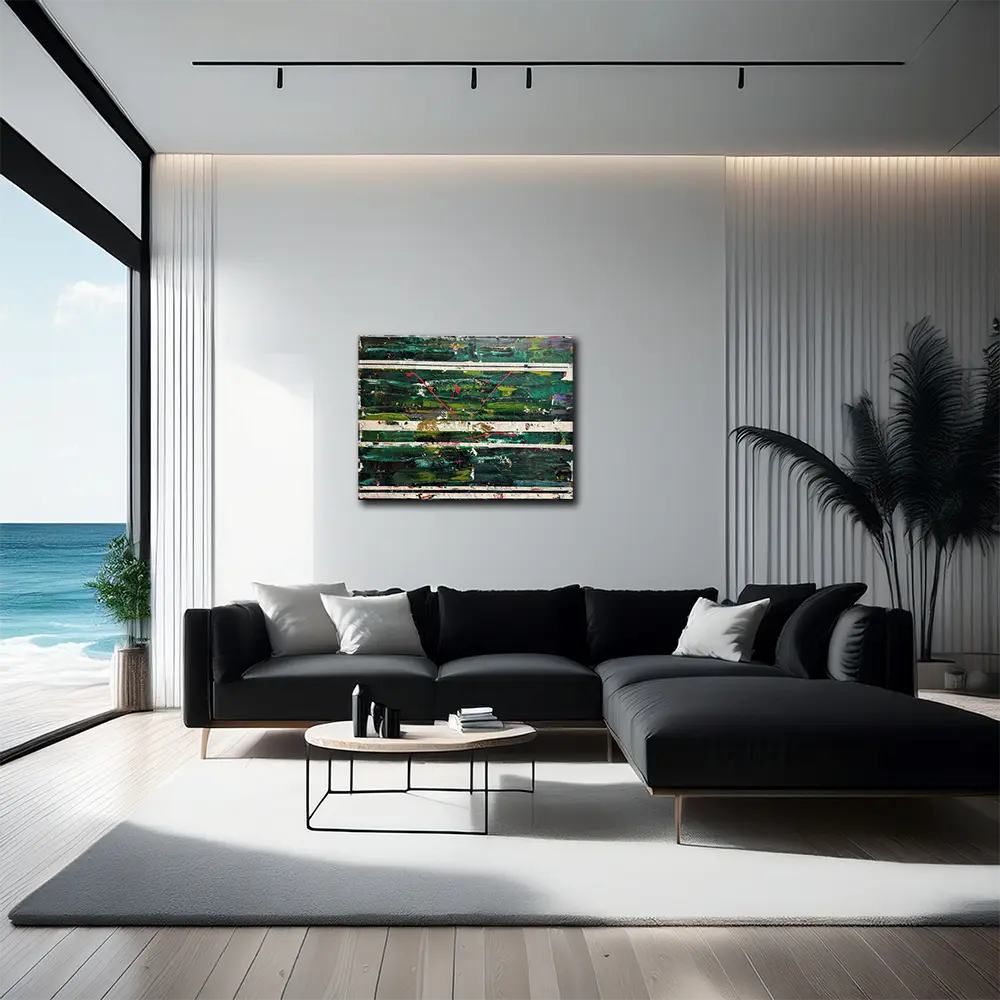 abstraktes Gemälde mit verschiedenen Grüntönen, an heller Wand hängend in modernem Wohnraum mit schwarzem Sofa