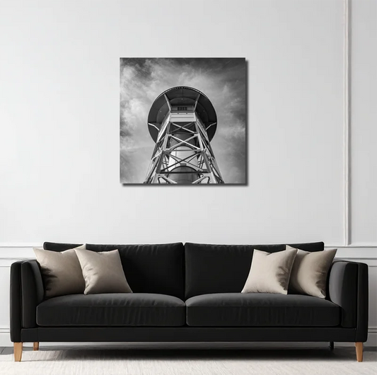 Schwarz-weiß foto eines Leutchtturms an der Elbe, von unten gesehen, symetrischer Aufbau, an heller Wand hängend mit schwarzem Sofa