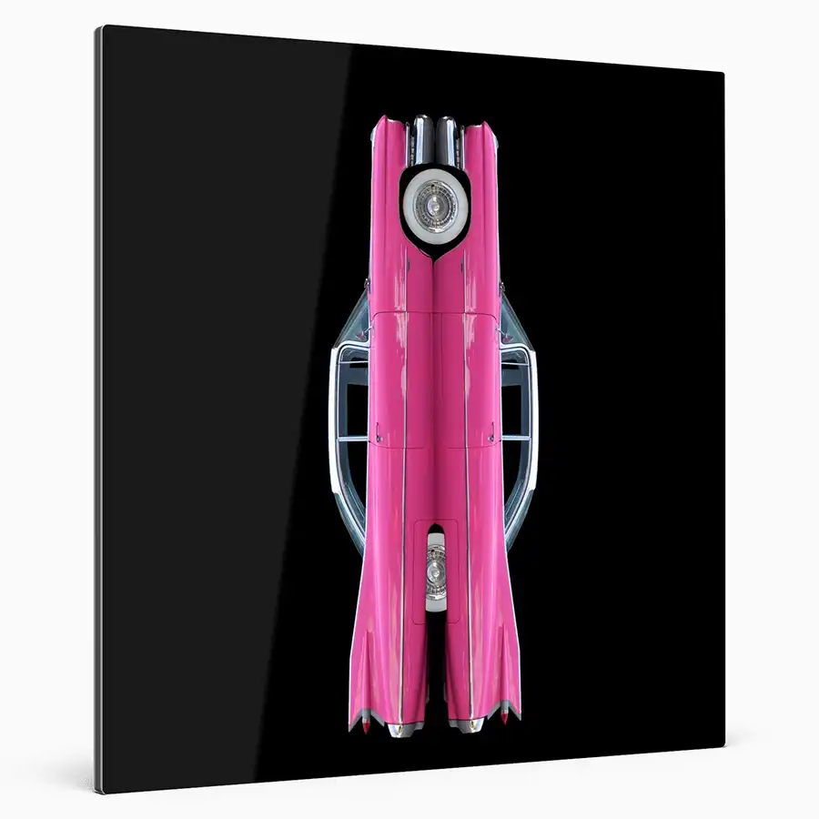 Ein legendärer Heckflossen Cadillac in Pink, gespiegelt vor schwarzem Hintergrund, Format quadratisch