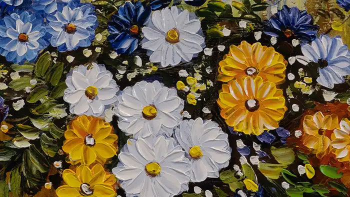 Ein Blumenstrauß mit Sommerblumen steht vor einer gelben Wand, Ölgemälde mit positiver Stimmung, Detailansicht mit weißen und  gelben Blüten