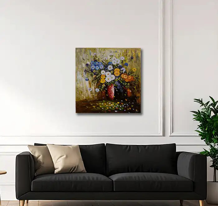 Ein Blumenstrauß mit Sommerblumen steht vor einer gelben Wand, Ölgemälde mit positiver Stimmung, an einer weißen Wand hängend mit schwarzem Sofa.