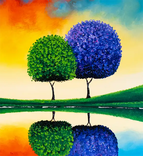 Zwei stilisierte Bäume in grün und blau stehen vor einem See und spiegeln sich im Wasser, der Himmel ist rot, blau und gelb, Detaiansicht der beiden Bäume