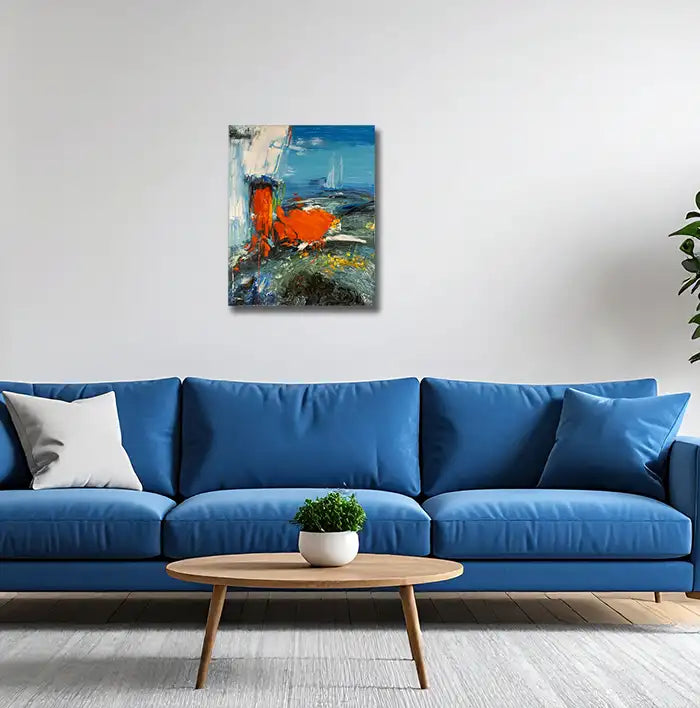 Abstraktes Gemälde, verwischte Farben, ein großes rotes Farbfeld beherrscht das Gemälsde, an einer hellen Wand hängend mit blauem Sofa