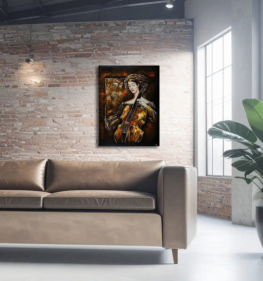 Portrait einer Dame mit Cello, in warmen brauntönen gehalten, abstrakter Hintergrund, weiße Umrisslinien, an einer Mauerwand hängend mit hellem Sofa