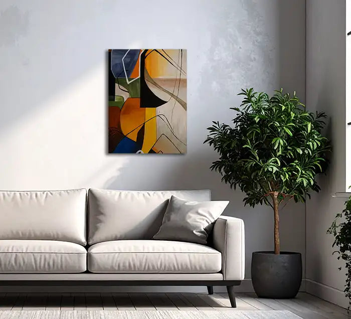 Abstraktes Gemälde, fließende Formen, farbige Felder, schwarze Linien, Hochformat, hängt an einer grauen Wand mit hellem Sofa und kleinem Baum.