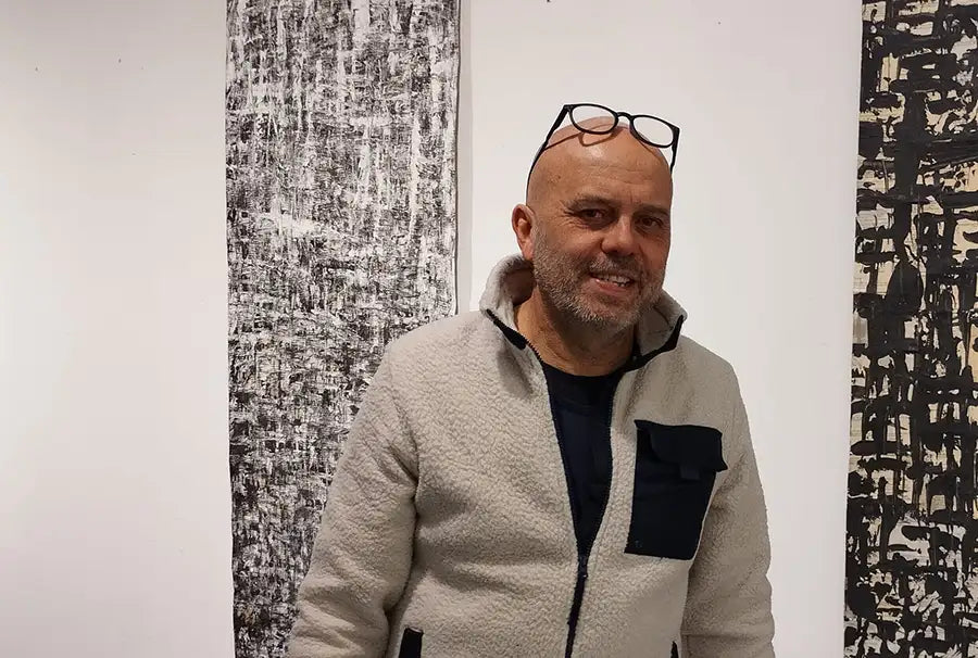 Portrait Gerd Leins vor Kunstwerk