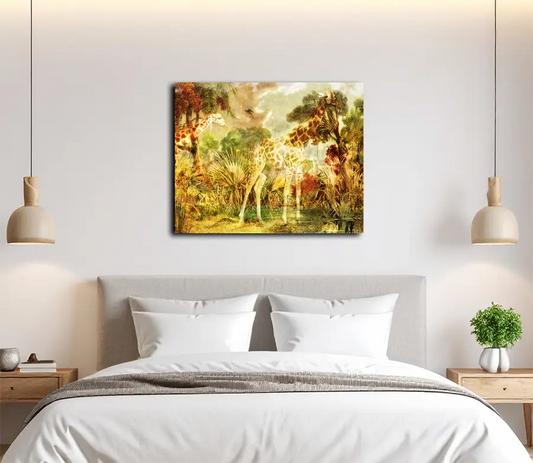 eine Zeichnung des brasilianischen Urwalds als Komposition mit einer Giraffe, gelbe und braune Farbtöne, an heller Wand hängend über einem Bett