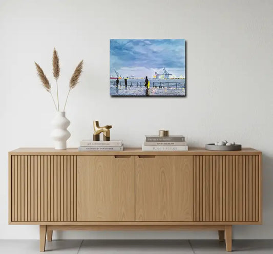 Uferweg in Hamburg am Hafen, Regenwetter, im Hintergrund Kräne, an heller Wand mit Sideboard