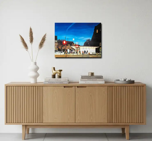 Ölgemälde einer U-Bahnstation in Hamburg in Abendstimmung, Menschen, Ampeln, Autos, Stadtstimmung, an heller Wand mit Sideboard