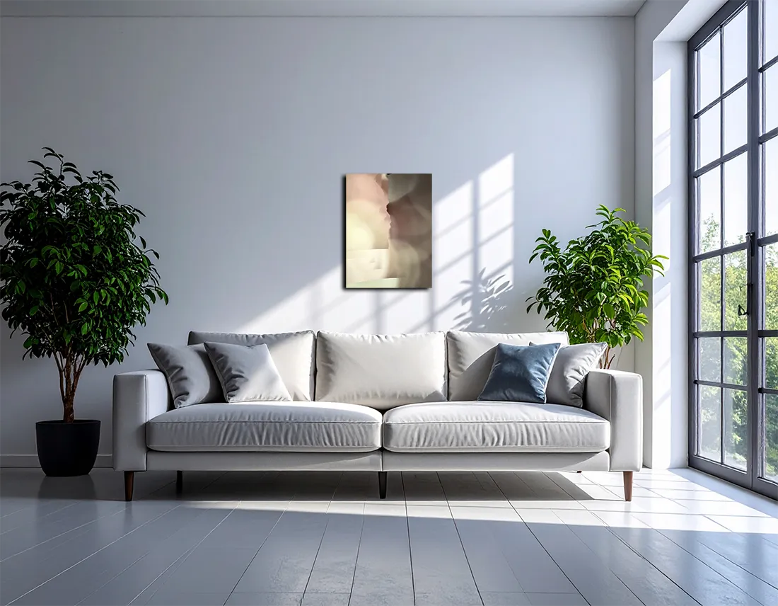Das werk hängt an einer hellen Wan in einem modernen Wohnraum mit hellem Sofa