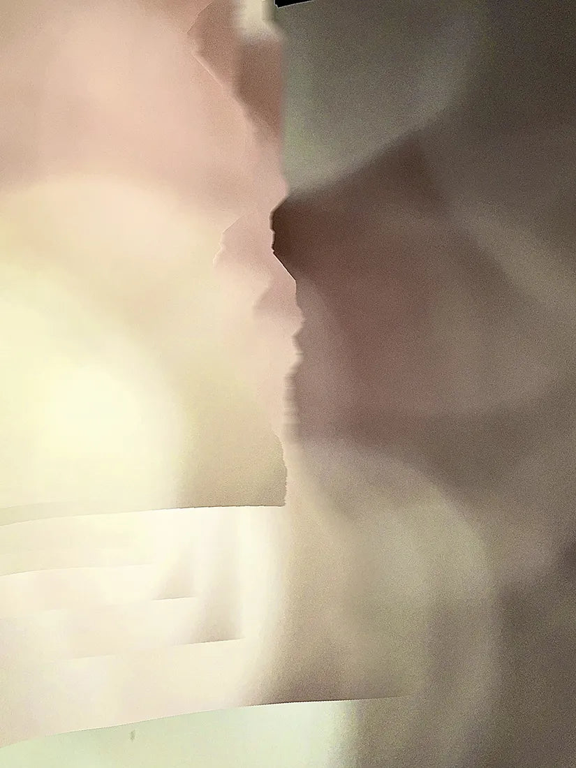 Das Werk ist ein Hochformat und zeigt abstrakte Strukturen in beige und braun mit hellen und dunklen Flächen.