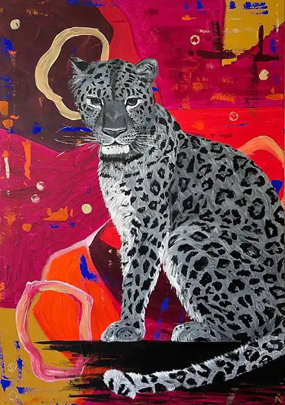 Acrylgemälde eines Leoparden vor rotem Hintergrund, Hochformat, farbig, Hintergrund rot mit runden farbigen Ornamenten.