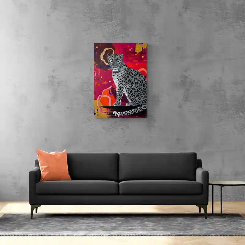 Acrylgemälde eines Leoparden vor rotem Hintergrund, Hochformat, farbig an einer grauen Wand hängend mit dunklem Sofa