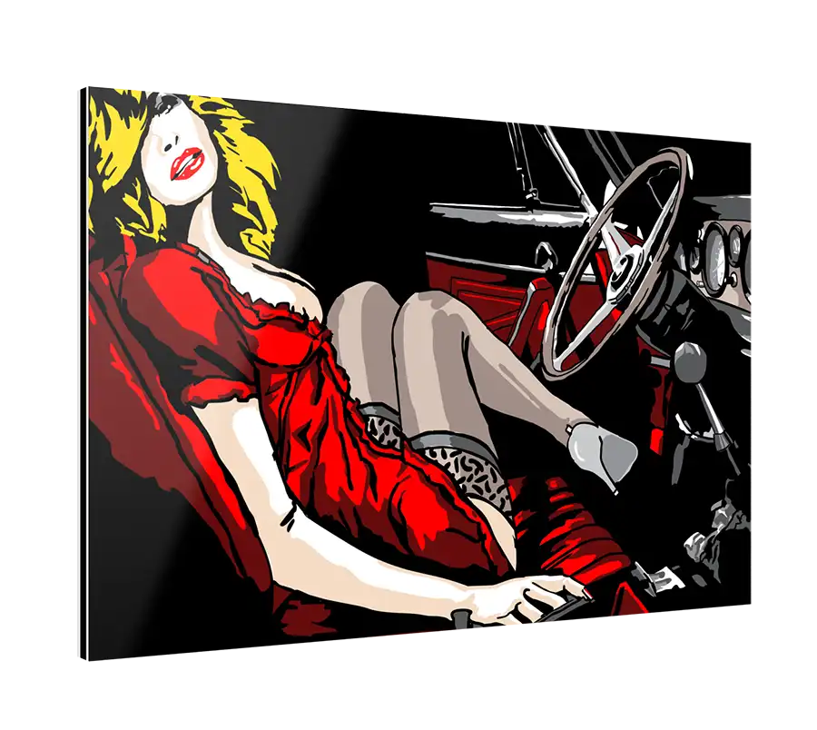 Blonde Frau im Auto auf Fahrersitz, Perspektive von schräg links