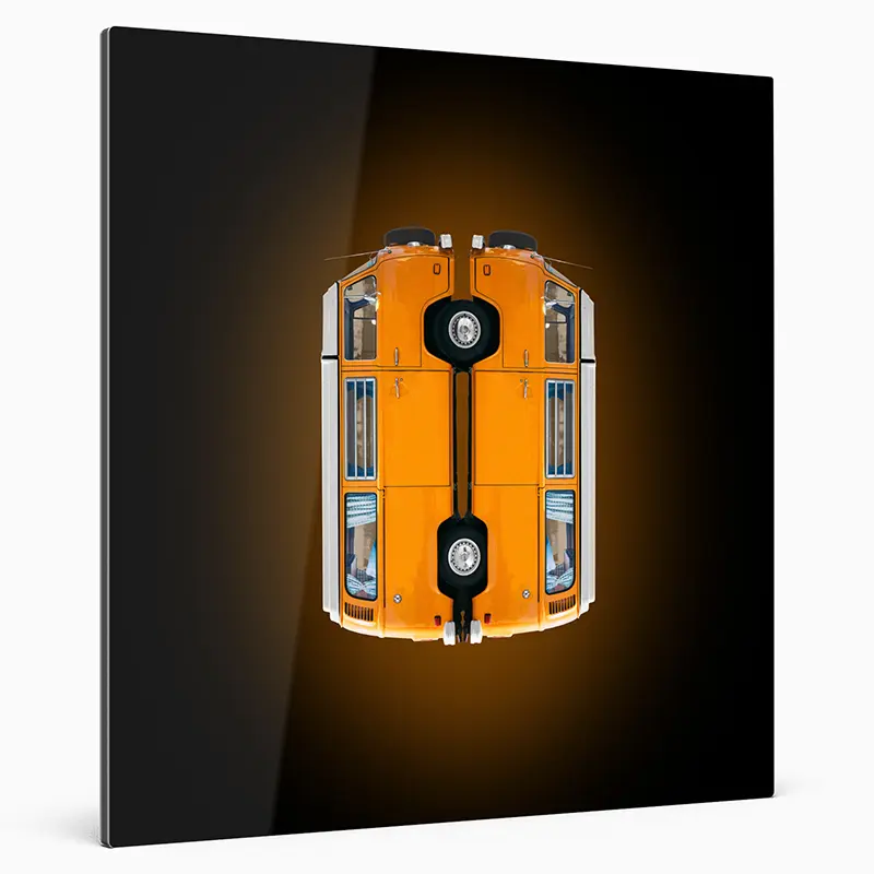 Der legendäre VW Bulli gespiegelt, Quadratisch, Farbe Orange, vor dunklem Hintergrund, nach oben gedreht