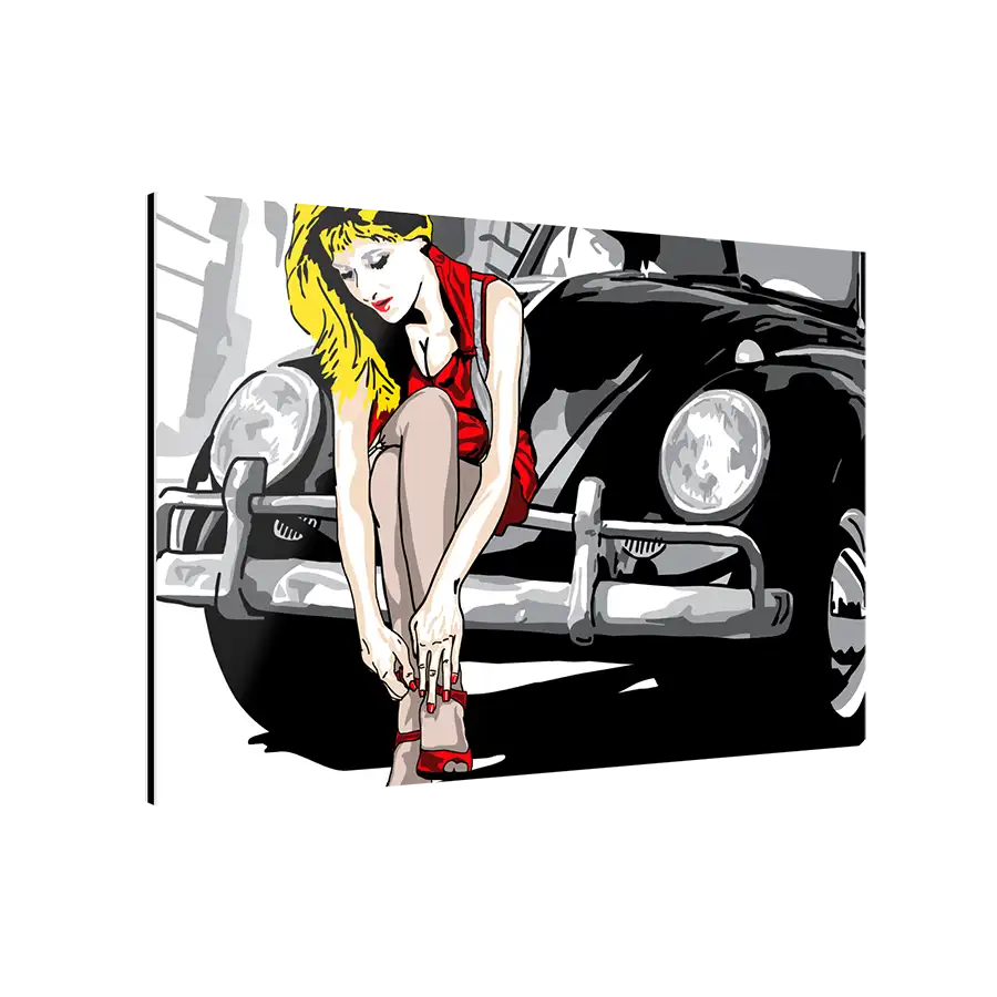 Frau sitzend auf der Stoßstange eines schwarzen VW Käfers, Seitenansicht von links gekippt