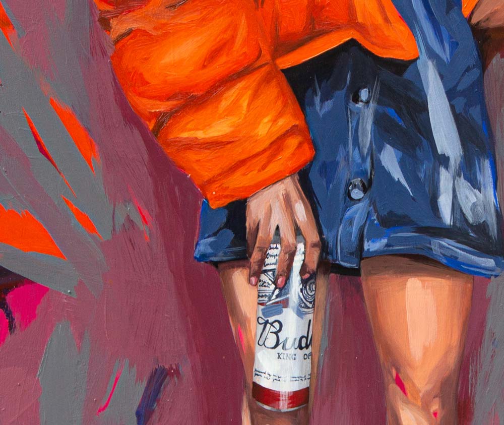Fineart Print eines Gemäldes, Frau mit organener Jacke und Bierdose in der Hand vor abstraktem Hintergrund, Detailansicht der Bierdose