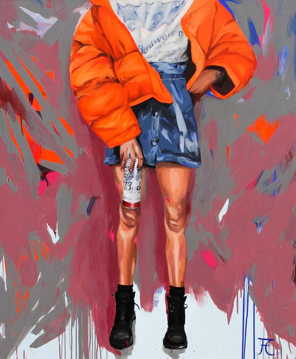 Fineart Print eines Gemäldes, Frau mit organener Jacke und Bierdose in der Hand vor abstraktem Hintergrund