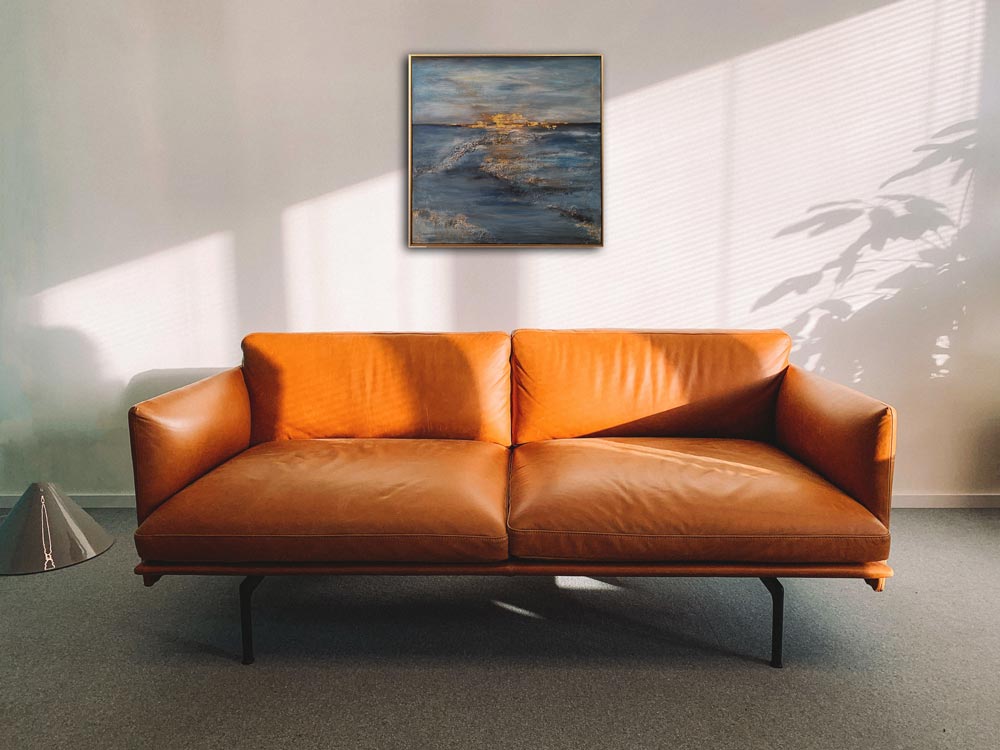 Abstraktes Gemälde, Meer mit Horizont und untergehender Sonne, an heller Wand hängend mit braunem Sofa