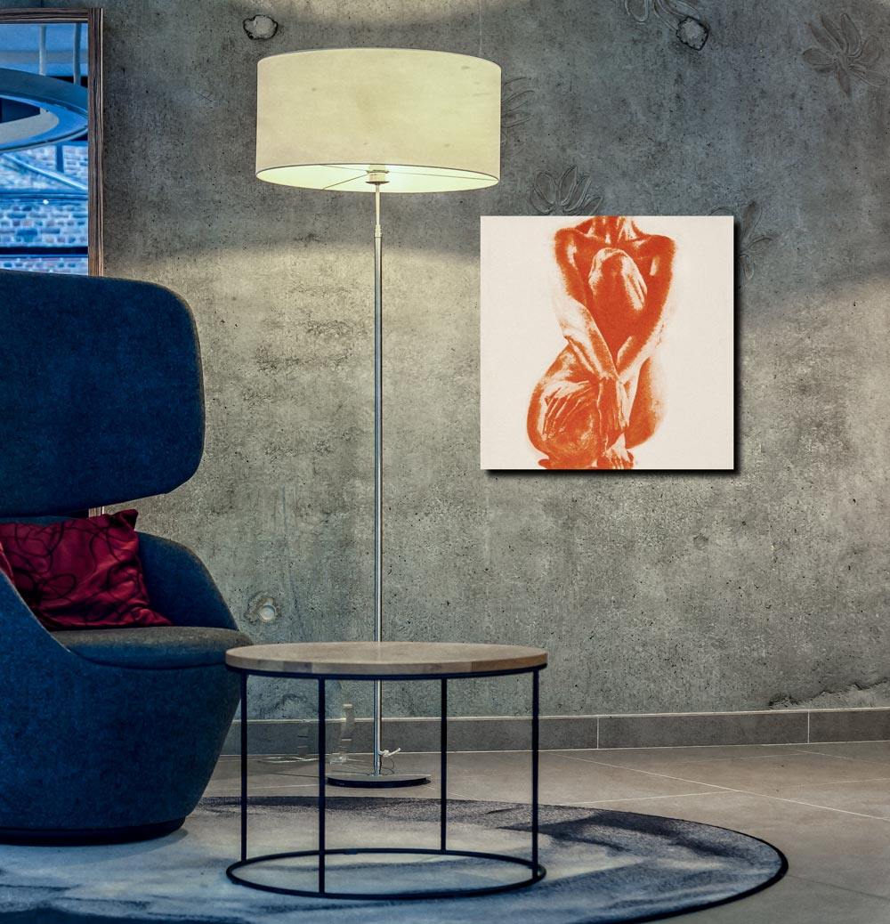 Frauenakt in Rötelkreide, an Wand hängend mit Lampe