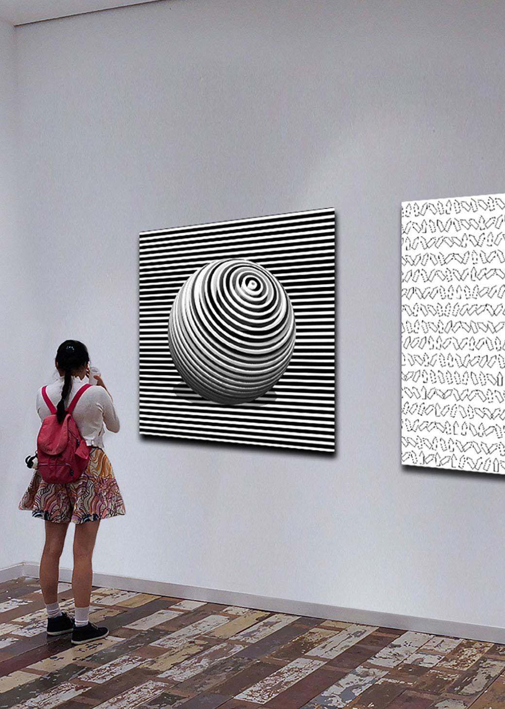 Abstrakte Kugel vor Streifen Hintergrund, im Museum hängend