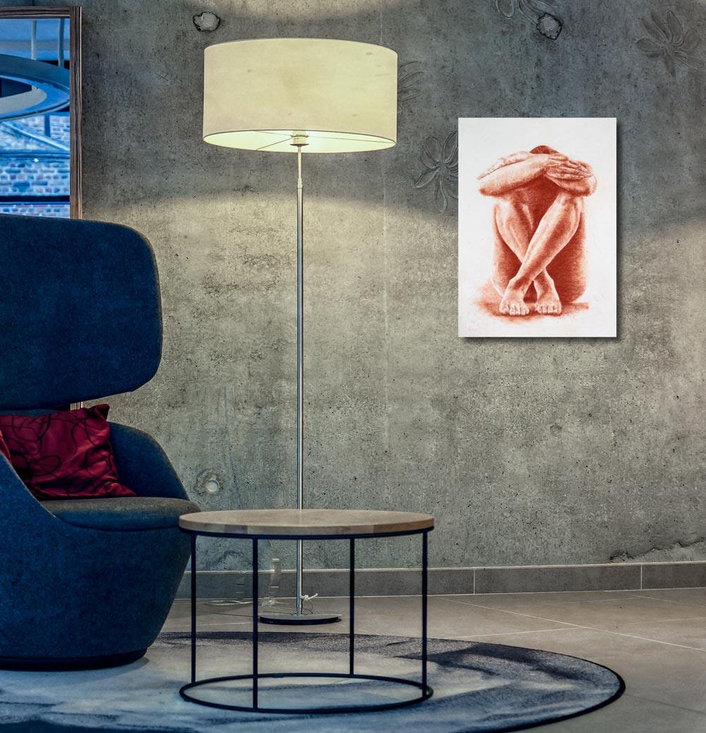 Zeichnung Rötelkreide, sitzender Mann mit gekreuzten Beinen, an dunkler Wand hängend mit Tisch und Lampe