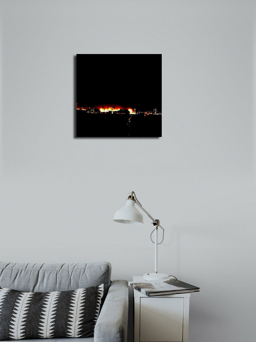 Der Hamburger Hafen bei Nacht, Foto mit Lampen und Silhouetten von Schiffen, an heller Wand hängend mit Stehlampe