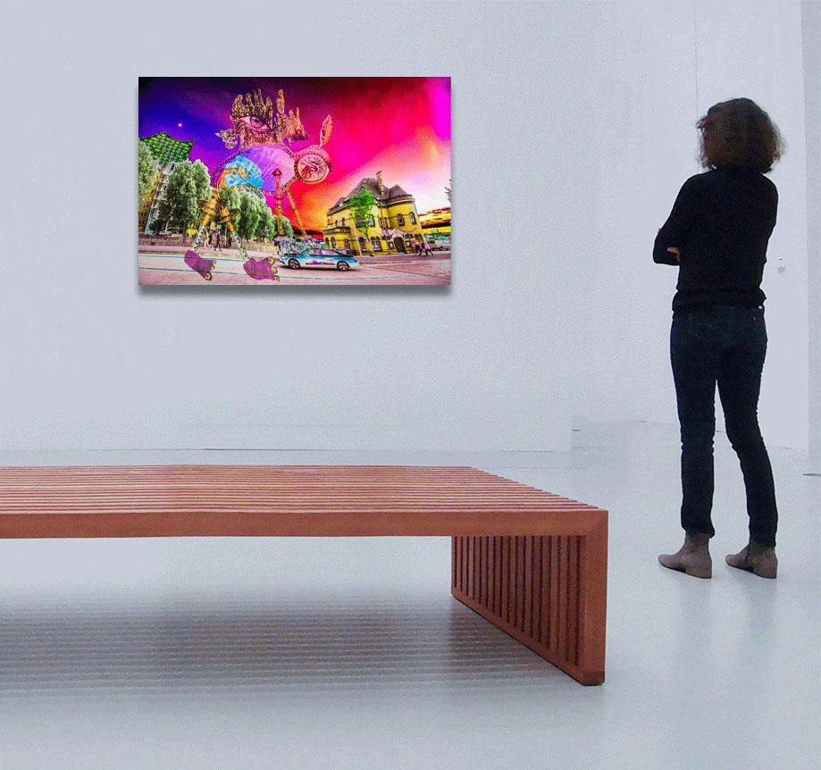 Ein Phantasiewesen läuft durch Hamburg, roter Himmel, digital verfremdet, im Museum hängend