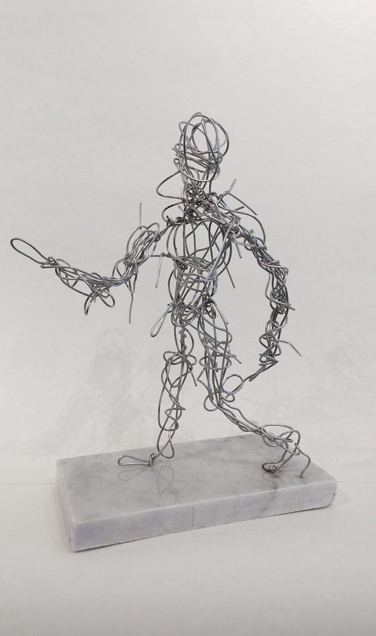 Drahtskulptur von Rolf Krieger, ein aufrechter Mensch auf Marmorsockel auf rechter Perspektive