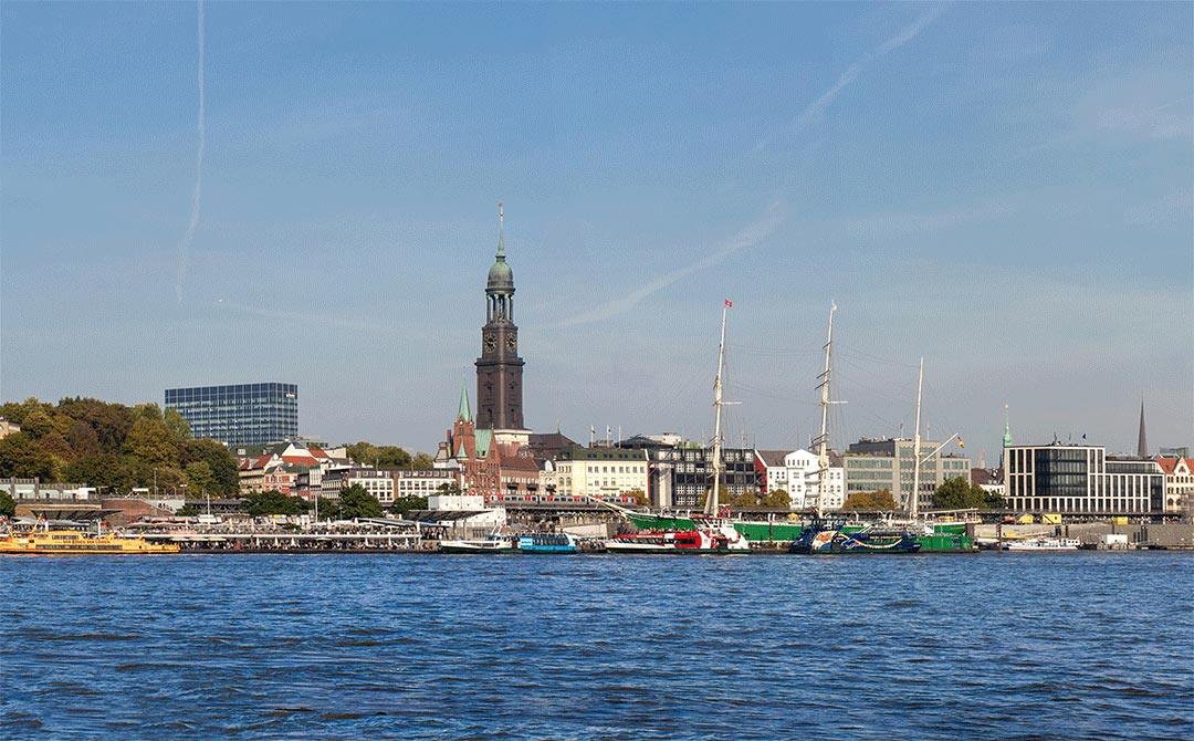 Die Hamburger Skyline vom Südufer der Elbe gesehen, Details mit Michel und Schiffen